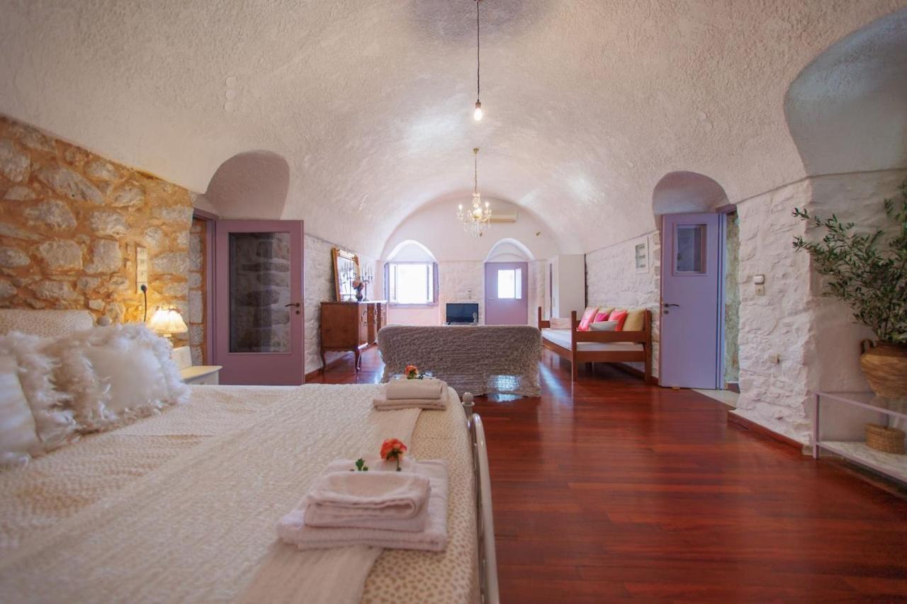 Iliana's House - Spacious Cave House In The Center Of Areopolis Apartment