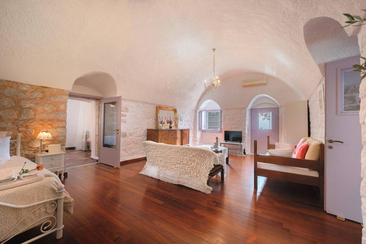 Apartment Iliana's House - Spacious Cave House In The Center Of Areopolis *